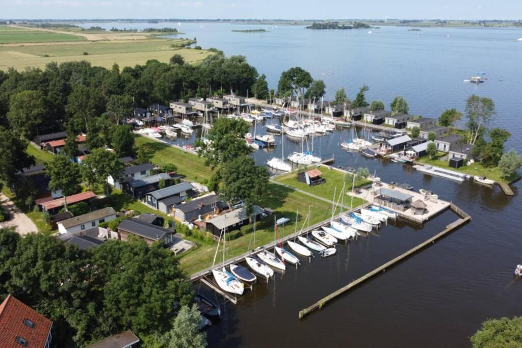 Modern Tiny House Op Rustig Watersportpark Βίλα Elahuizen Εξωτερικό φωτογραφία
